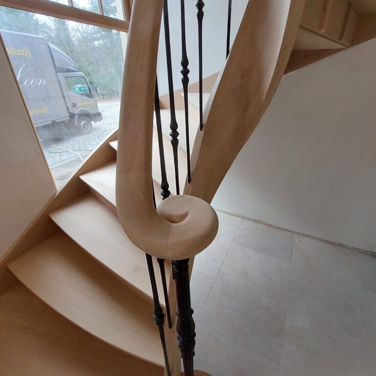 houten trap,klassieke trap,smeedijzeren hoofdtrappaal,smeedijzeren balusters,smeedijzeren trapspijlen,villa,trappenmaker,schilde