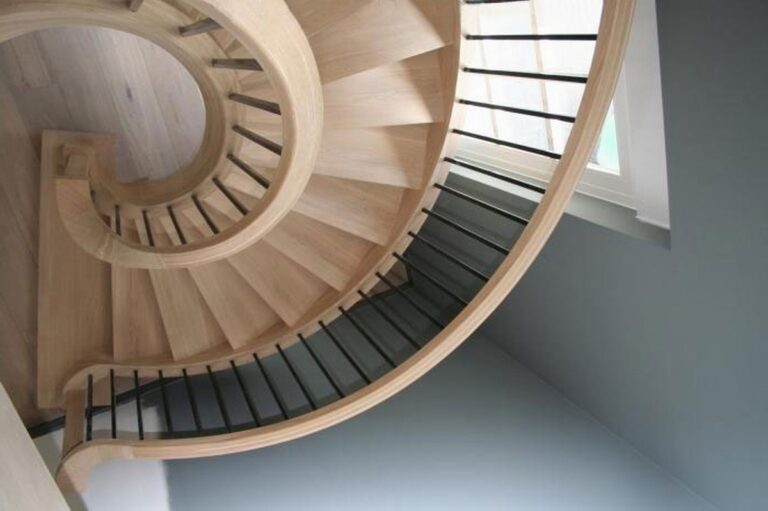 houten trap,smeedijzeren trapspijlen,moderne trap,wenteltrap,kunstzinnige trap,authentieke trap,maatwerk,trap op maat,Hendrik-Ido-Ambacht,Zuid-Holland,Nederland,bovenaanzicht,draaitrap