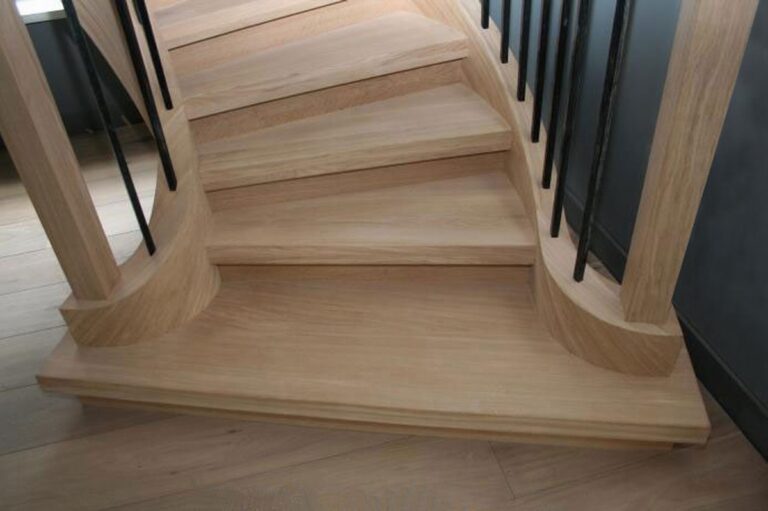 houten trap,smeedijzeren trapspijlen,moderne trap,wenteltrap,kunstzinnige trap,authentieke trap,maatwerk,trap op maat,Hendrik-Ido-Ambacht,Zuid-Holland,Nederland,close-up van de bloktrede,eerste treden