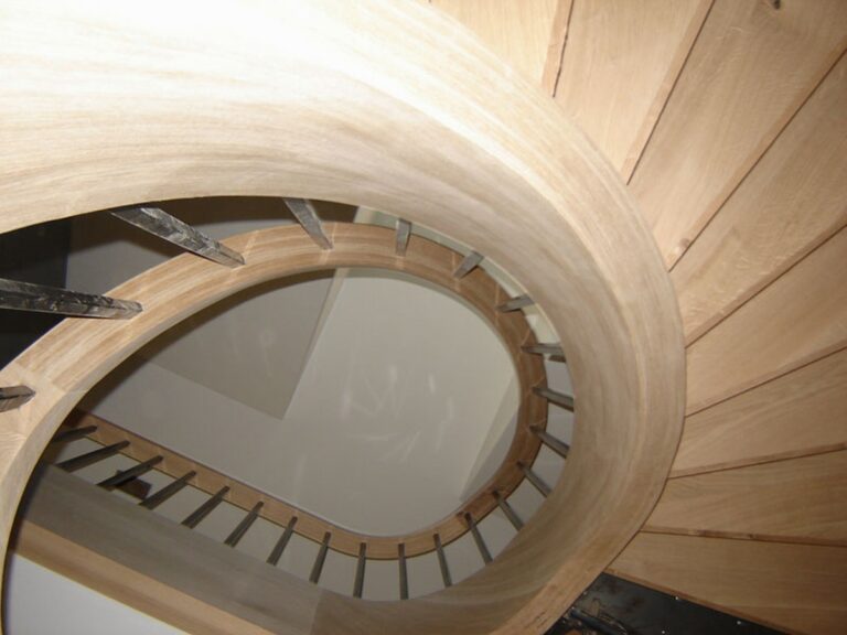 houten trap,smeedijzeren trapspijlen,moderne trap,wenteltrap,kunstzinnige trap,authentieke trap,maatwerk,trap op maat,Hendrik-Ido-Ambacht,Zuid-Holland,Nederland,bovenaanzicht,draaien van de trap