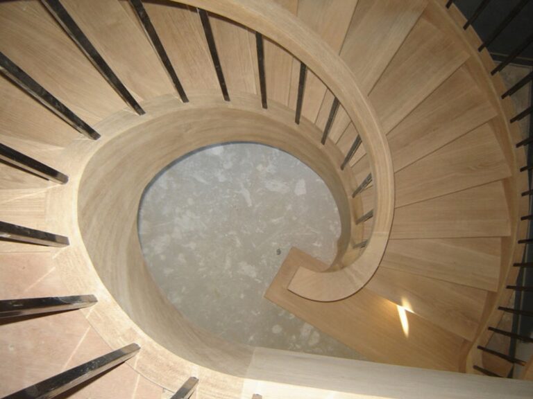 houten trap,smeedijzeren trapspijlen,moderne trap,wenteltrap,kunstzinnige trap,authentieke trap,maatwerk,trap op maat,Hendrik-Ido-Ambacht,Zuid-Holland,Nederland,bovenaanzicht,draaien van de trap