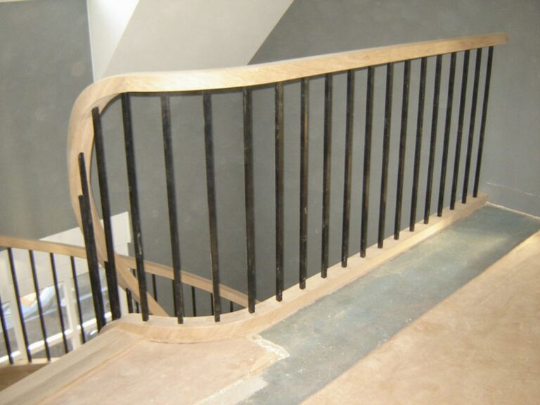 houten trap,smeedijzeren trapspijlen,moderne trap,wenteltrap,kunstzinnige trap,authentieke trap,maatwerk,trap op maat,Hendrik-Ido-Ambacht,Zuid-Holland,Nederland,balustrade op de overloop