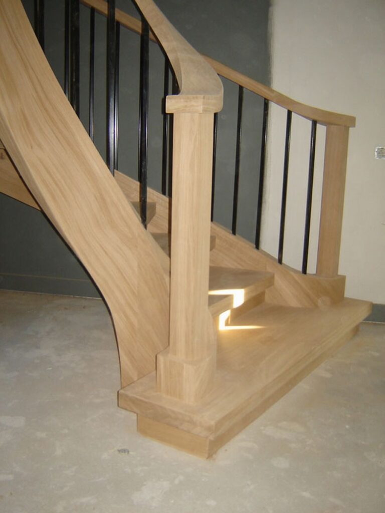 houten trap,smeedijzeren trapspijlen,moderne trap,wenteltrap,kunstzinnige trap,authentieke trap,maatwerk,trap op maat,Hendrik-Ido-Ambacht,Zuid-Holland,Nederland,aanvang van de trap met bloktrede