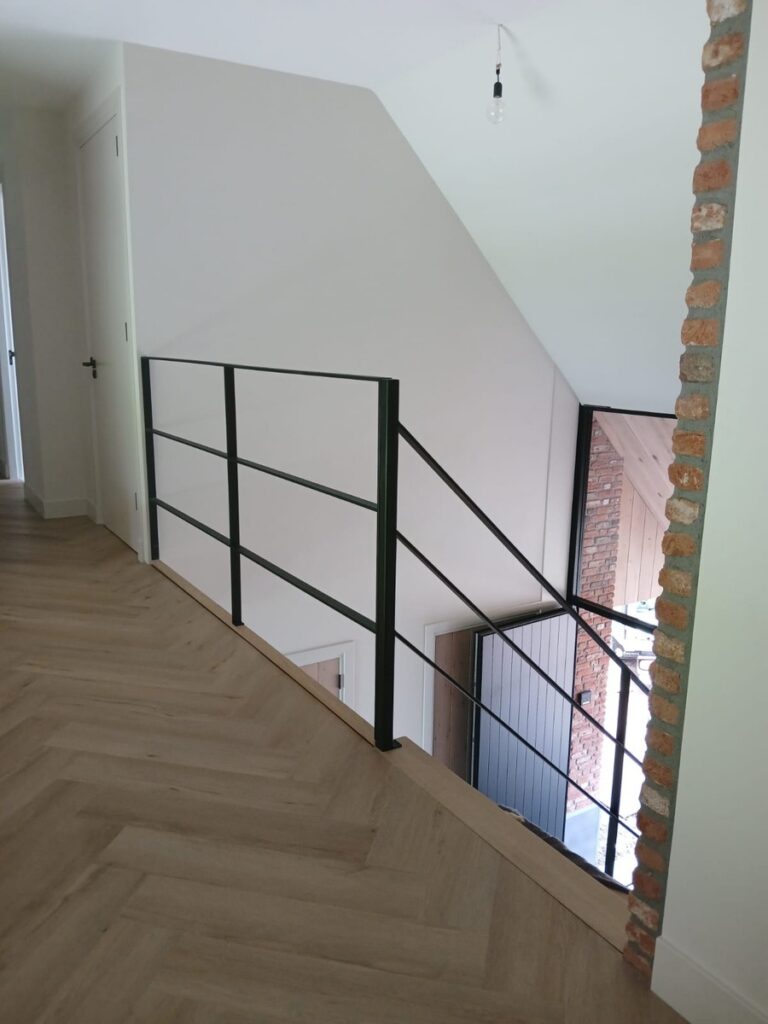 z-trap,houten trap,metalen leuning,zwart,gepoedercoat,trappenmaker,oud gastel,nederland