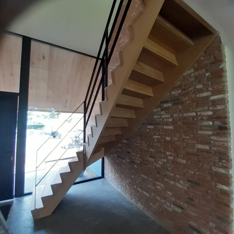 z-trap,houten trap,metalen leuning,zwart,gepoedercoat,trappenmaker,oud gastel,nederland