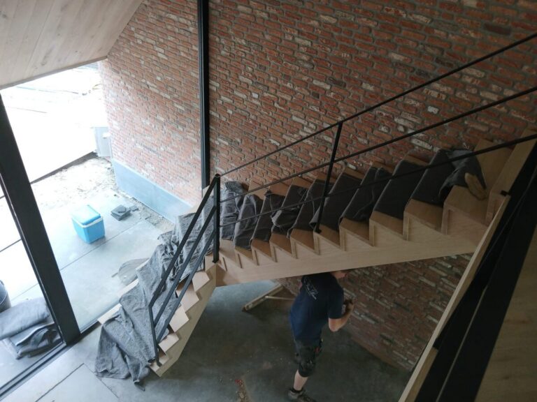 z-trap,houten trap,metalen leuning,zwart,gepoedercoat,trappenmaker,oud gastel,nederland