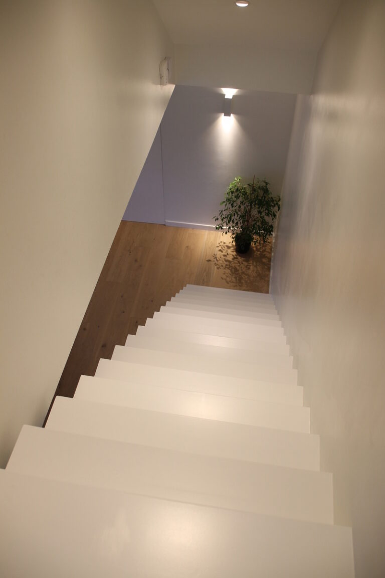 z-trap,houten trap,zelfdragende trap,witte trap,modern,design,strak,minimalistisch,trappenmaker,Essen