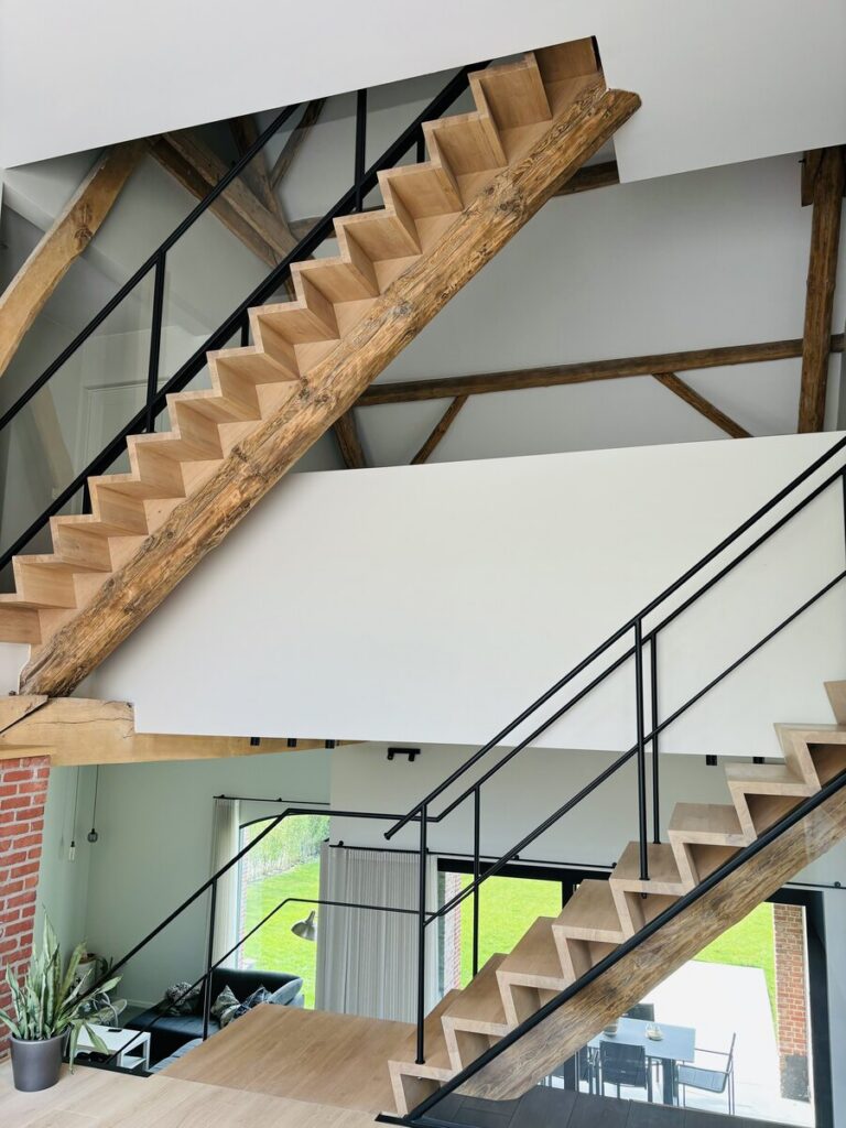 z-trap,houten trap,z-vorm,metalen leuning,middenboom,middenkeepboom,rustiek,oude balk,zwart gepoedercoat,Essen,België