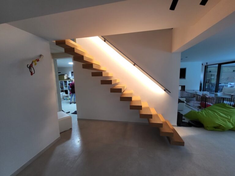 zwevende trap,houten trap,design trap,modern,trappenmaker,brasschaat