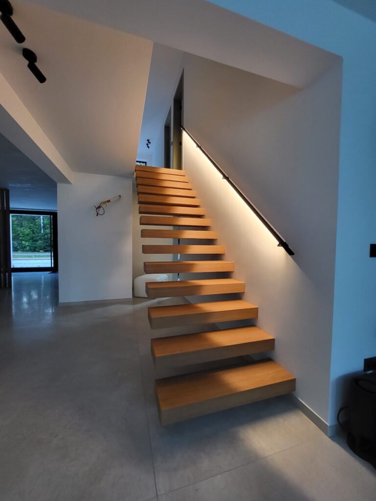zwevende trap,houten trap,design trap,modern,trappenmaker,brasschaat