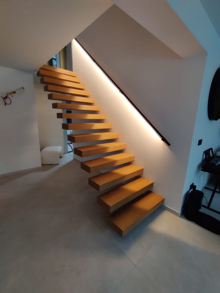 zwevende trap,houten trap,design trap,modern,trappenmaker,brasschaat