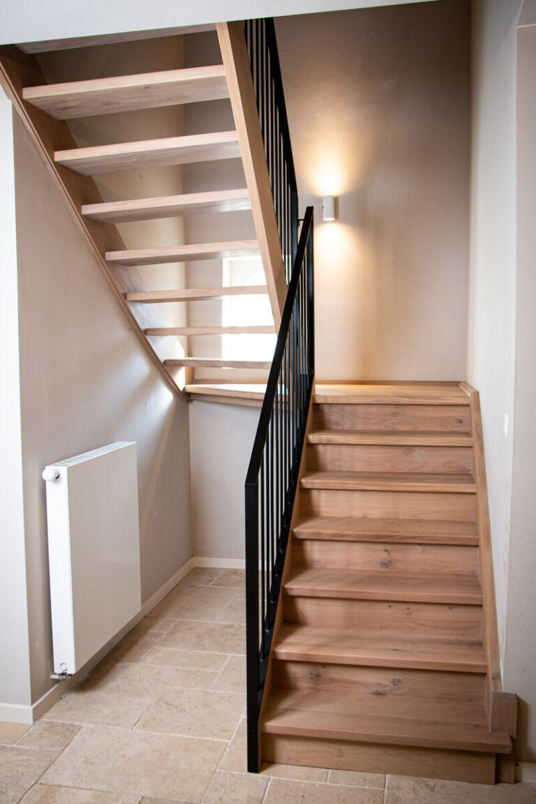 houten trap,moderne trap,stoere trap,modest plus,zwart metalen leuning,zwart gepoedercoat,rubio monocoat