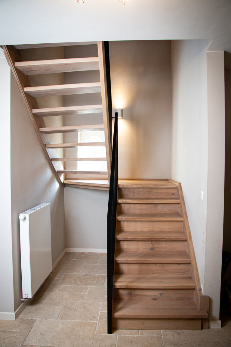 houten trap,moderne trap,stoere trap,modest plus,zwart metalen leuning,zwart gepoedercoat,rubio monocoat