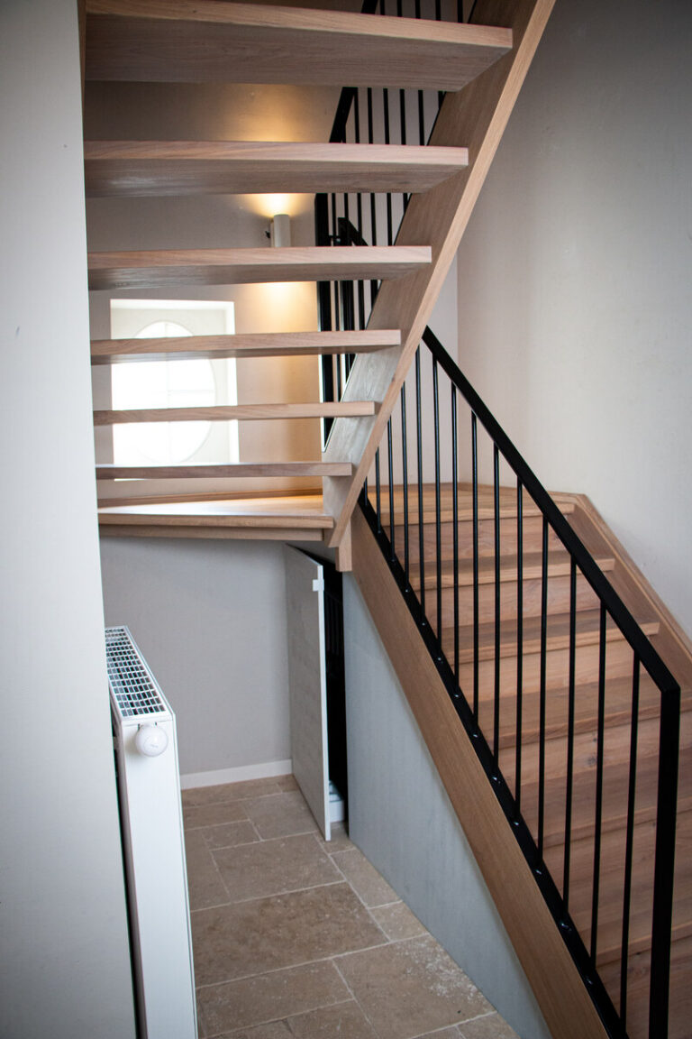 houten trap,moderne trap,stoere trap,modest plus,zwart metalen leuning,zwart gepoedercoat,rubio monocoat