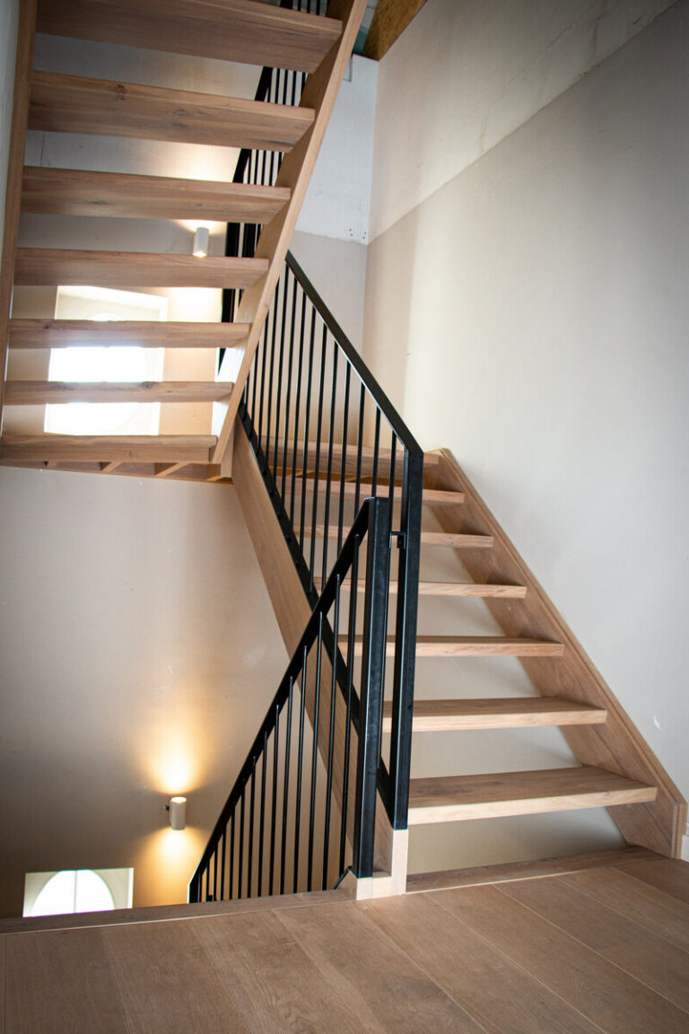 houten trap,moderne trap,stoere trap,modest plus,zwart metalen leuning,zwart gepoedercoat,rubio monocoat,vooraanzicht