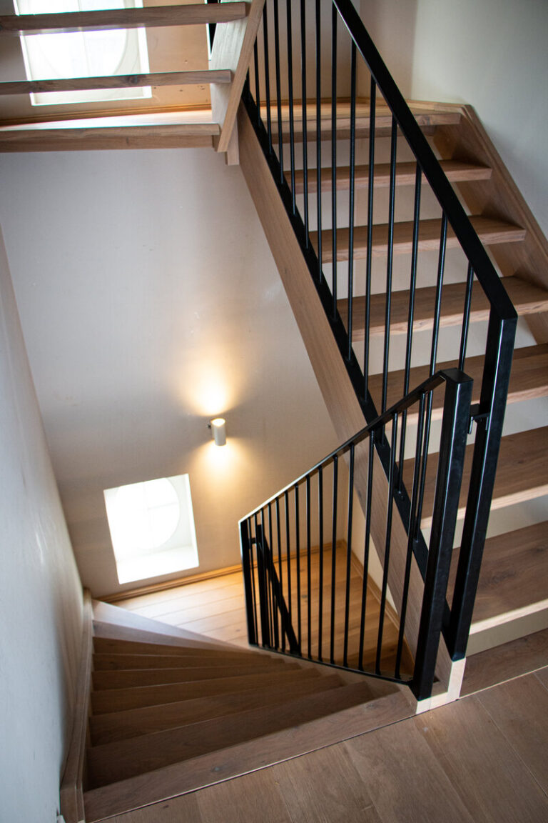houten trap,moderne trap,stoere trap,modest plus,zwart metalen leuning,zwart gepoedercoat,rubio monocoat,bordes
