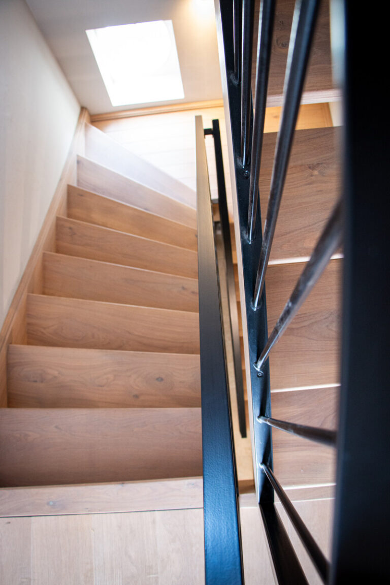 houten trap,moderne trap,stoere trap,modest plus,zwart metalen leuning,zwart gepoedercoat,rubio monocoat,bovenaanzicht