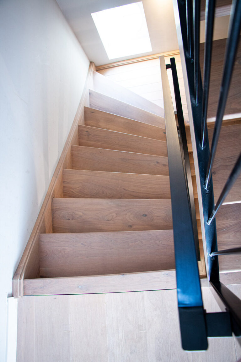 houten trap,moderne trap,stoere trap,modest plus,zwart metalen leuning,zwart gepoedercoat,rubio monocoat,bovenaanzicht