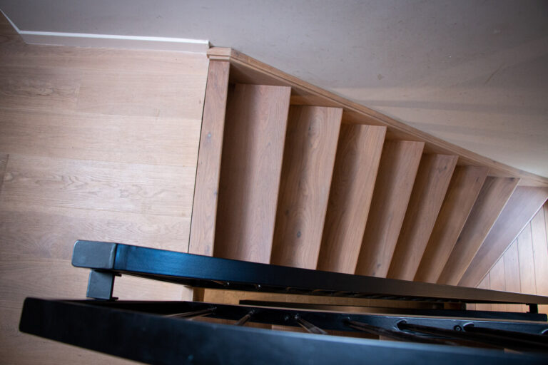 houten trap,moderne trap,stoere trap,modest plus,zwart metalen leuning,zwart gepoedercoat,rubio monocoat,bovenaanzicht