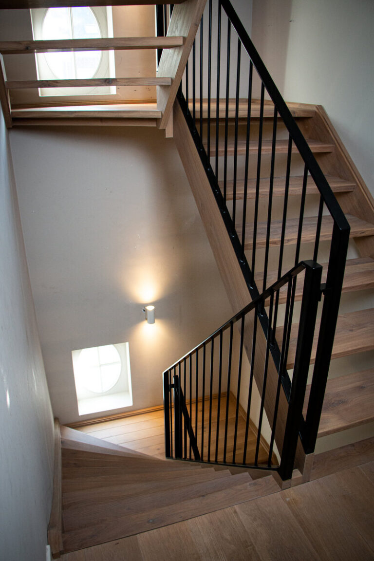 houten trap,moderne trap,stoere trap,modest plus,zwart metalen leuning,zwart gepoedercoat,rubio monocoat