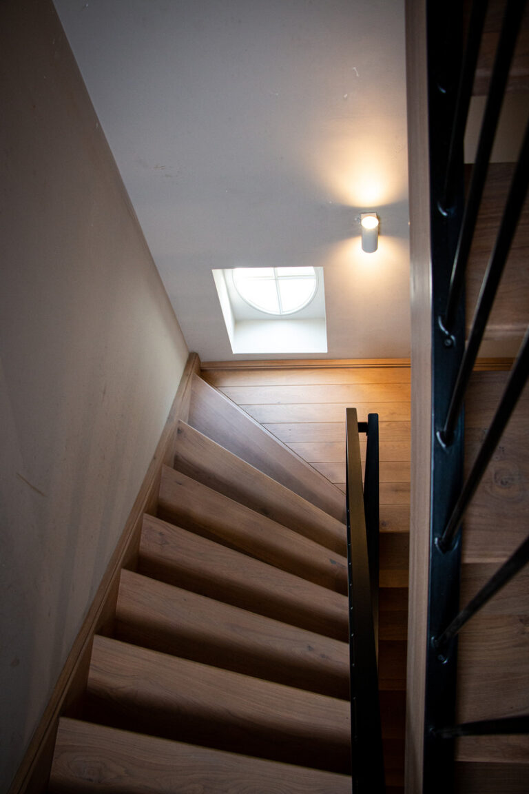 houten trap,moderne trap,stoere trap,modest plus,zwart metalen leuning,zwart gepoedercoat,rubio monocoat