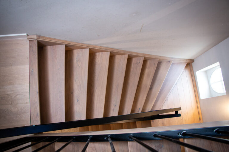 houten trap,moderne trap,stoere trap,modest plus,zwart metalen leuning,zwart gepoedercoat,rubio monocoat
