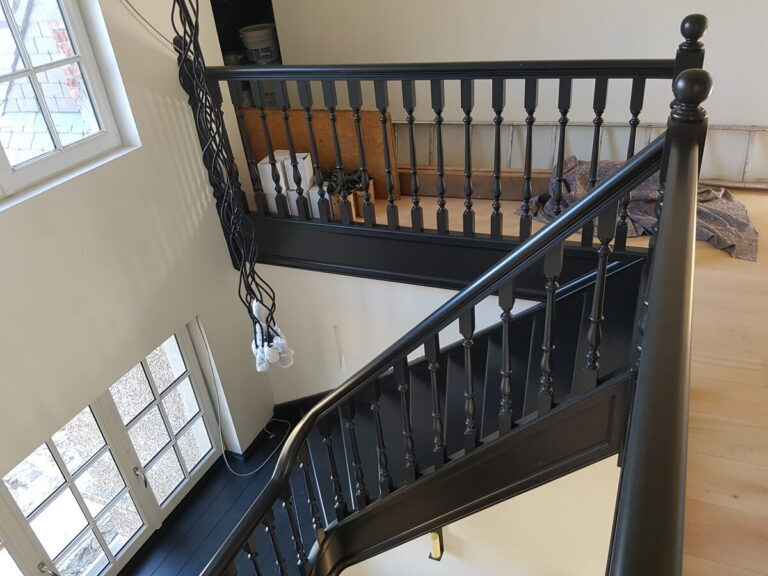 klassieke trap,zwarte trap,houten trap,kasteel,Brasschaat,verdieping,overloop,balustrade