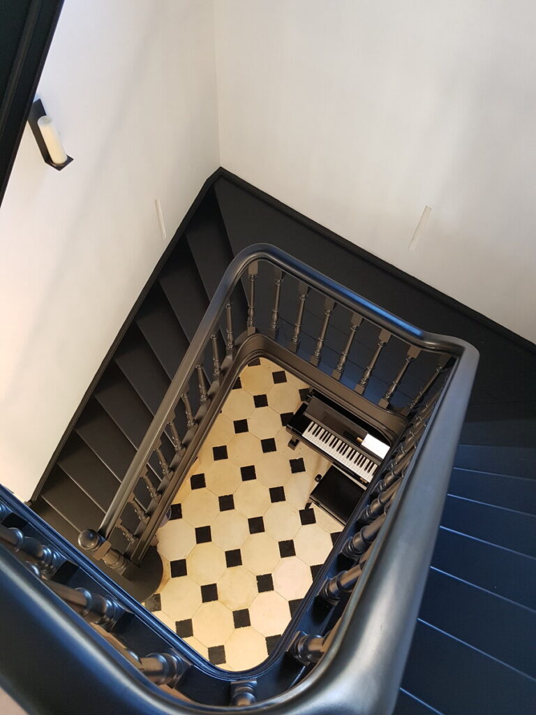 klassieke trap,zwarte trap,houten trap,kasteel,Brasschaat,bovenaanzicht,naar eerste verdieping