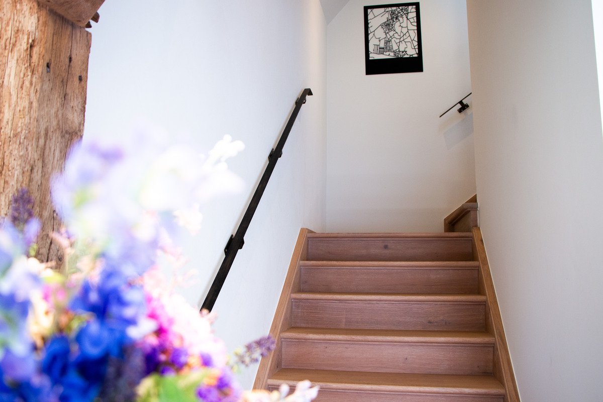Featured image for “Landelijke trap tussen muren in restaurant Kiekenhoeve, Essen”