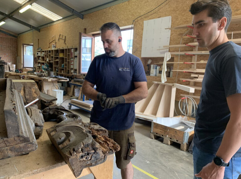 restauratie van oude trap,restauratieproject,monumentale trap,beschermd erfgoed,collega Kevin,collega Greg,historische materialen,authentieke afwerking,matching kleur en textuur met oude trap,trappaal,sculptuur,herstellen