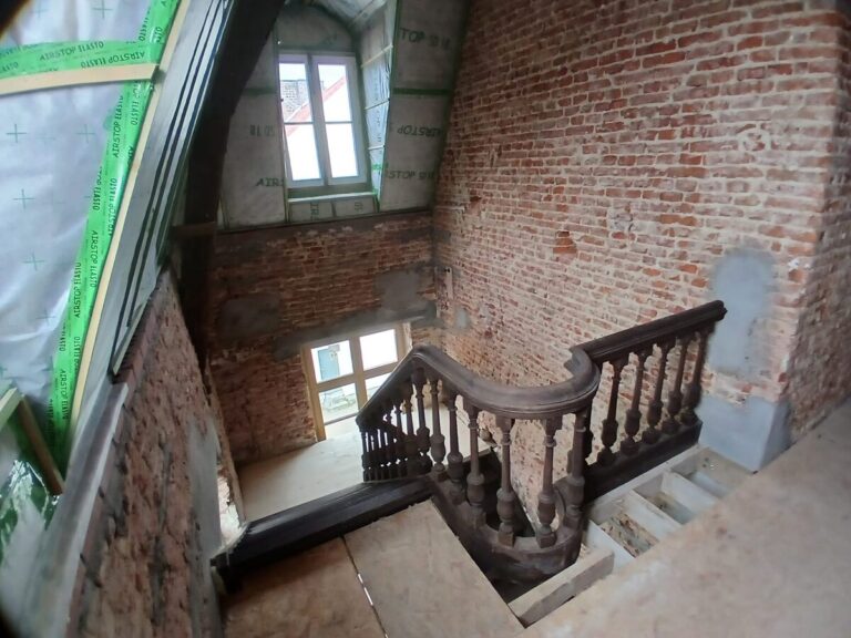 restauratie,oude trap,monumentale trap,klassieke trap,beschermd erfgoed,tervuren,Panquinkazerne,1749,in originele staat herstellen,balustrade op de overloop