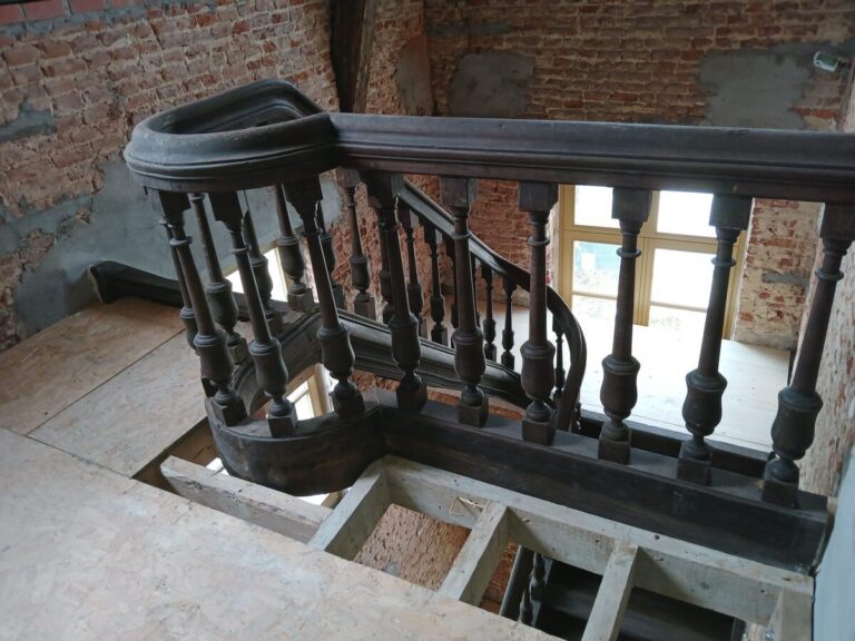 restauratie,oude trap,monumentale trap,historische trap,klassieke trap,beschermd erfgoed,tervuren,Panquinkazerne,1749,in originele staat herstellen,gesloten trap met overstekende neus en treden tussen de wangen,de trap zelf is in Franse eik,leuning,handfgreep,wrongstukken,balusters