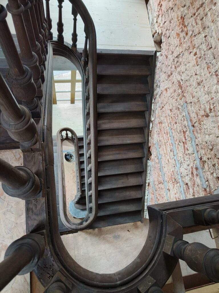 restauratie,oude trap,monumentale trap,klassieke trap,beschermd erfgoed,tervuren,Panquinkazerne,1749,in originele staat herstellen,klassieke trappen over meerdere verdiepingen,bordes,bordestrappen,aanzicht in trapgat,traphal,bovenaanzicht