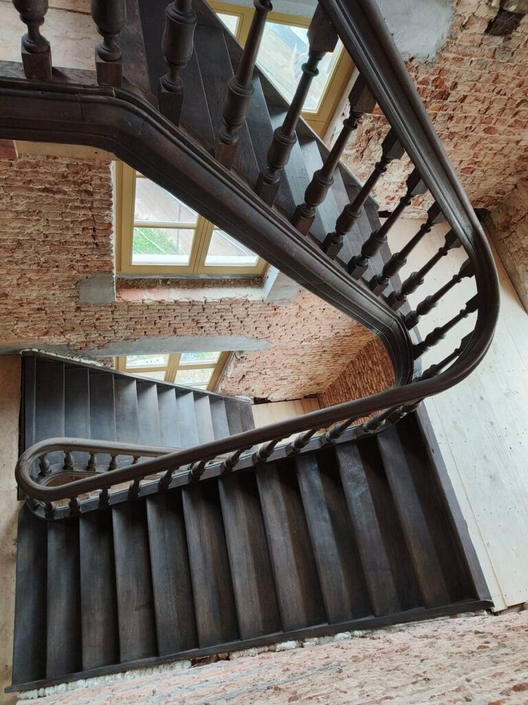 restauratie,oude trap,monumentale trap,klassieke trap,beschermd erfgoed,tervuren,Panquinkazerne,1749,in originele staat herstellen,gesloten trap met overstekende neus en treden tussen de wangen,de trap zelf is in Franse eik,leuning,wrongstukken,balusters,bovenaanzicht