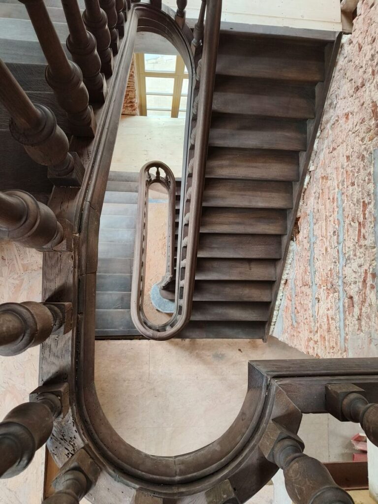 restauratie,oude trap,monumentale trap,klassieke trap,beschermd erfgoed,tervuren,Panquinkazerne,1749,in originele staat herstellen,klassieke trappen over meerdere verdiepingen,bordes,bordestrappen,aanzicht in trapgat,traphal,onderkant trap