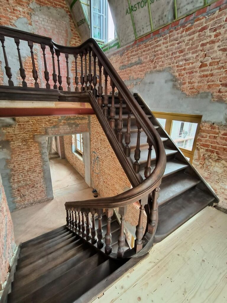 restauratie,oude trap,monumentale trap,klassieke trap,beschermd erfgoed,tervuren,Panquinkazerne,1749,in originele staat herstellen,gesloten trap met overstekende neus en treden tussen de wangen,de trap zelf is in Franse eik,leuning,wrongstukken,balusters