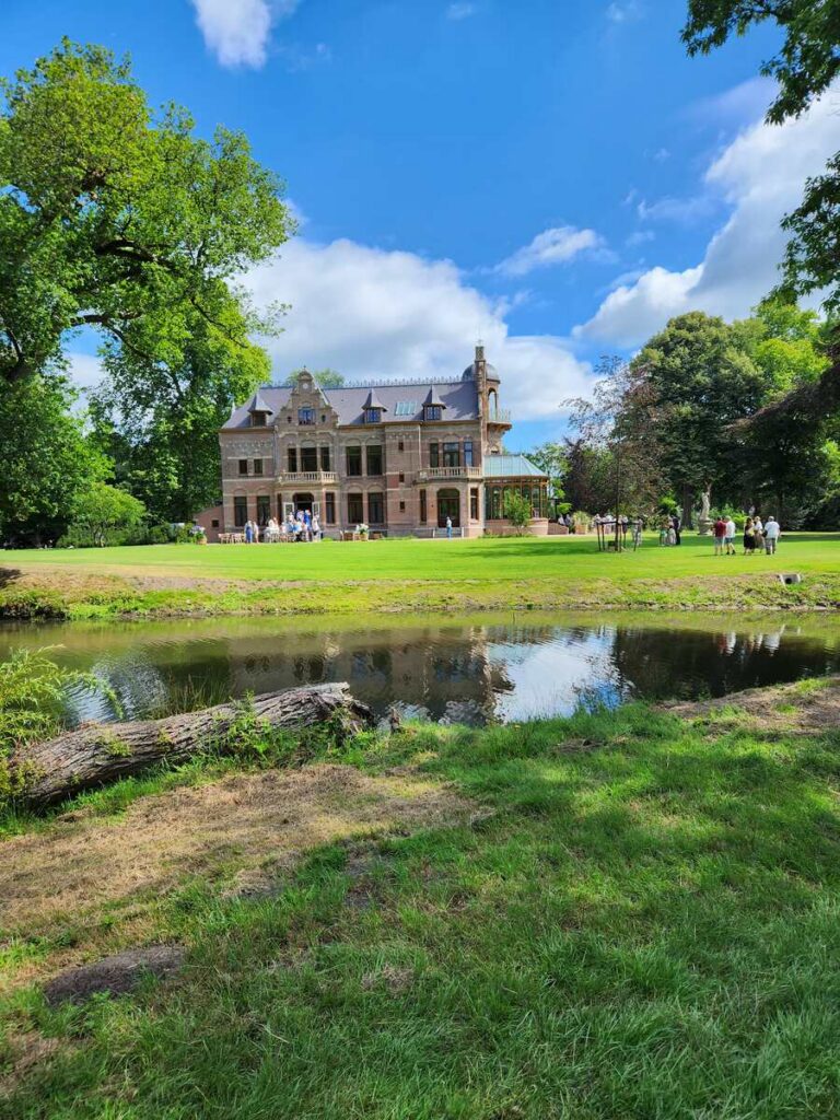 luxe,klassieke trap,houten trap,landgoed,landhuis,Zionssburg,Vught,Nederland,restauratie,renovatie,royaal,majestueus,hoogwaardig,zicht op het landhuis via het park