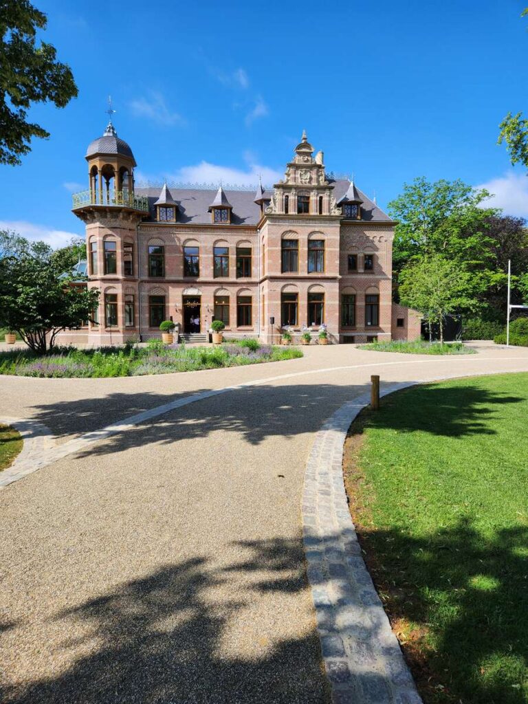 luxe,klassieke trap,houten trap,landgoed,landhuis,Zionssburg,Vught,Nederland,restauratie,renovatie,royaal,majestueus,hoogwaardig,zicht op het landhuis