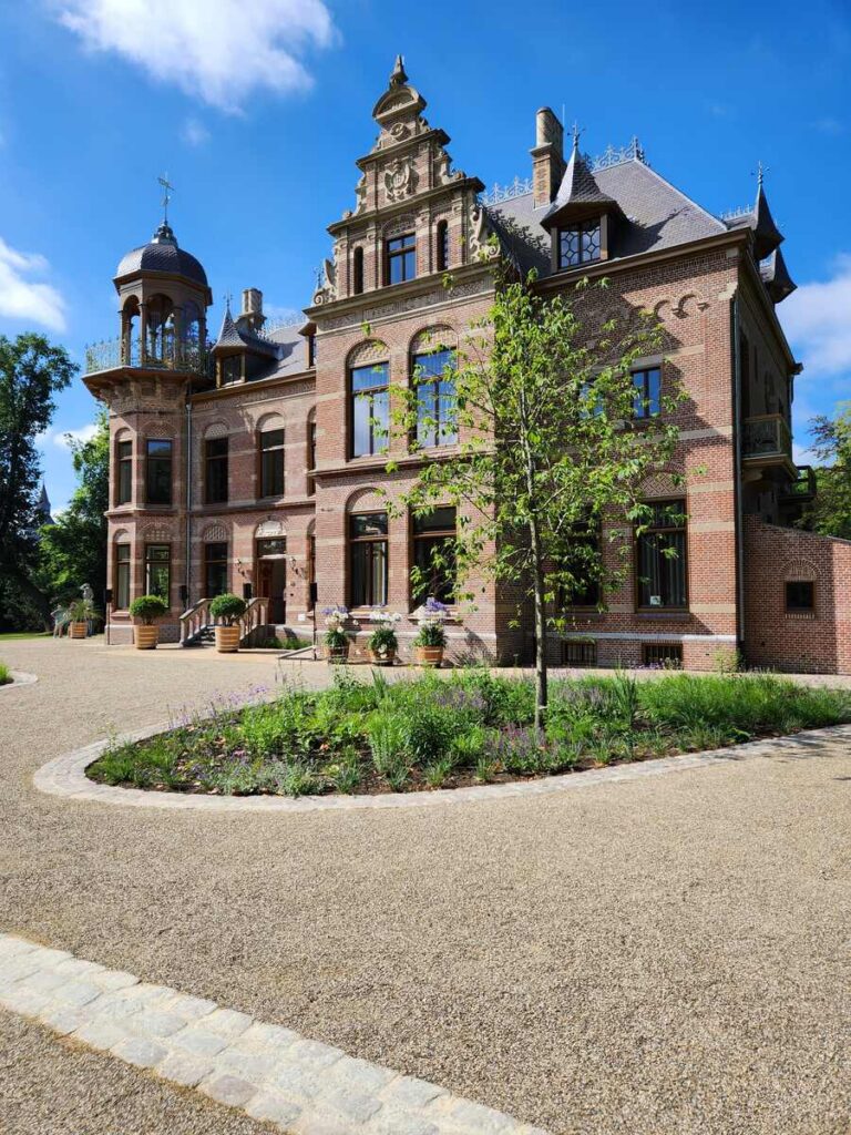 luxe,klassieke trap,houten trap,landgoed,landhuis,Zionssburg,Vught,Nederland,restauratie,renovatie,royaal,majestueus,hoogwaardig,zicht op het landhuis