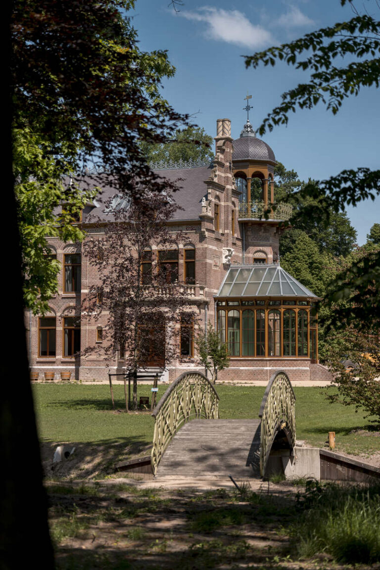 luxe,klassieke trap,houten trap,landgoed,landhuis,Zionssburg,Vught,Nederland,restauratie,renovatie,royaal,majestueus,hoogwaardig,zicht op het landhuis