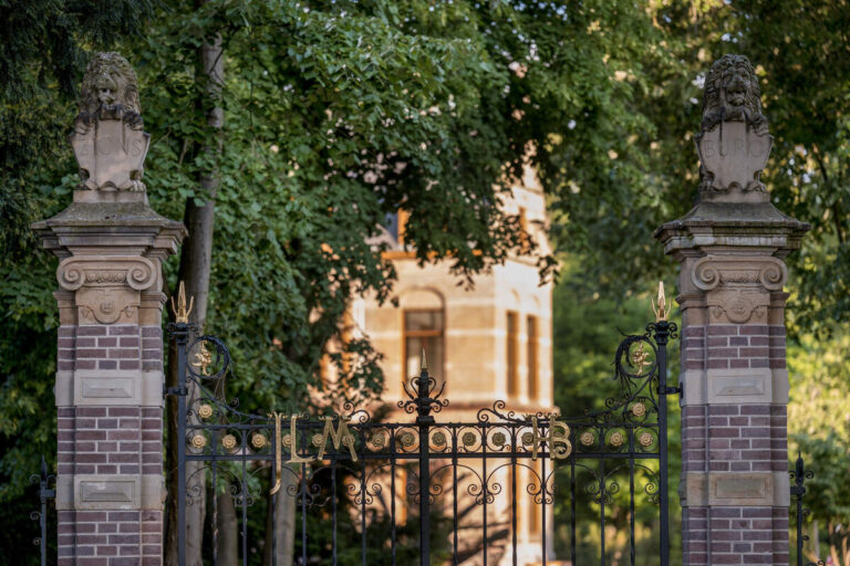 luxe,klassieke trap,houten trap,landgoed,landhuis,Zionssburg,Vught,Nederland,restauratie,renovatie,royaal,majestueus,hoogwaardig,zicht op het landhuis