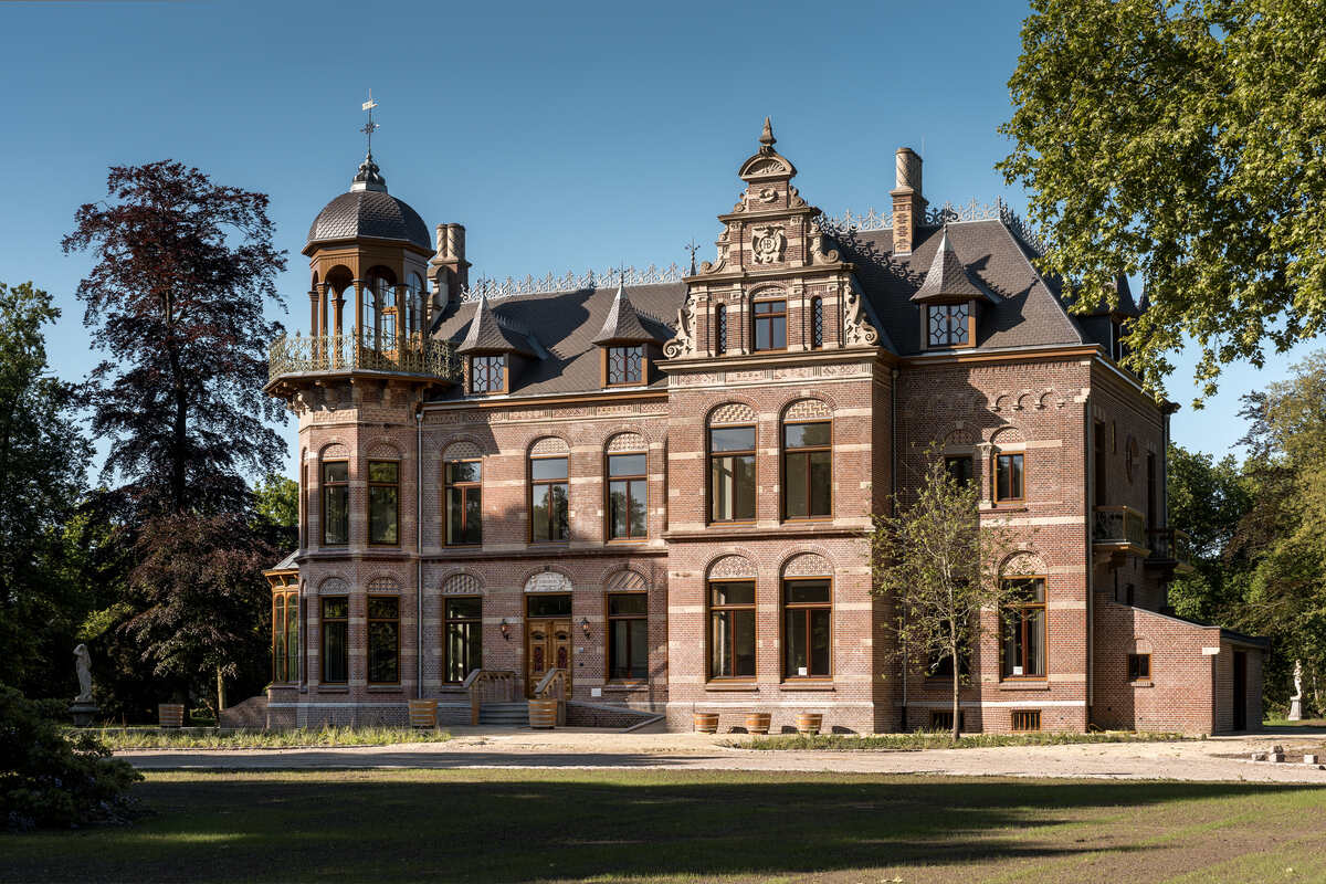 luxe,klassieke trap,houten trap,landgoed,landhuis,Zionssburg,Vught,Nederland,restauratie,renovatie,royaal,majestueus,hoogwaardig,zicht op het landhuis