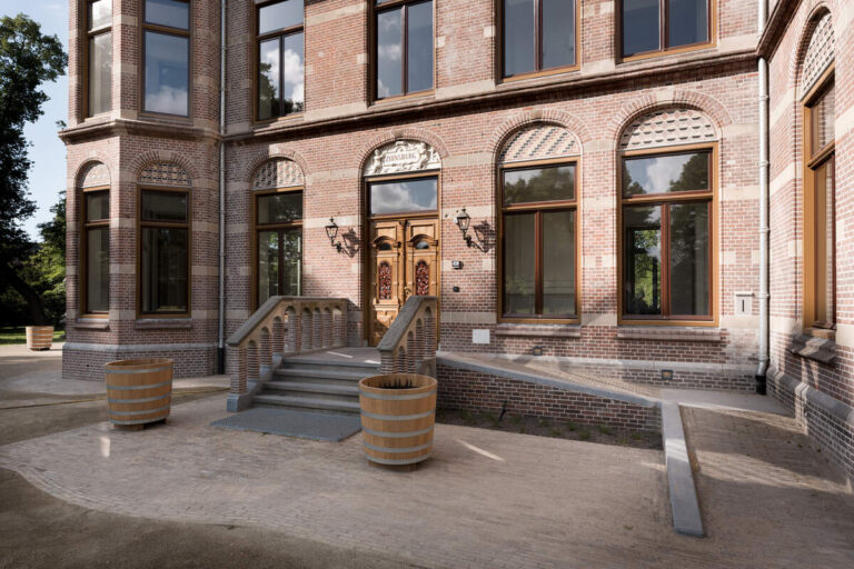 luxe,klassieke trap,houten trap,landgoed,landhuis,Zionssburg,Vught,Nederland,restauratie,renovatie,royaal,majestueus,hoogwaardig,zicht op het landhuis