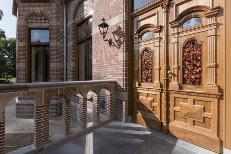 luxe,klassieke trap,houten trap,landgoed,landhuis,Zionssburg,Vught,Nederland,restauratie,renovatie,royaal,majestueus,hoogwaardig,massieve toegangsdeur tot het landhuis
