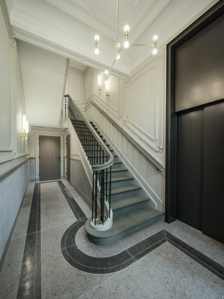 luxe,klassieke trap,houten trap,landgoed,landhuis,Zionssburg,Vught,Nederland,restauratie,renovatie,royaal,majestueus,hoogwaardig,trappenhal,entree,inkom