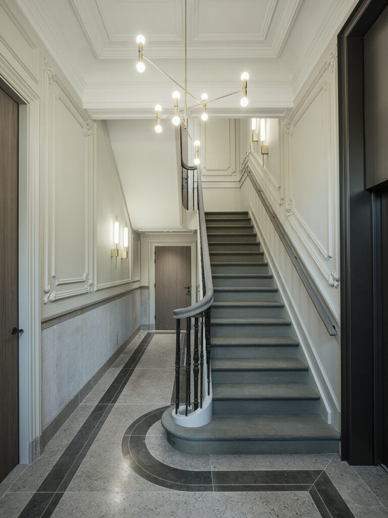 luxe,klassieke trap,houten trap,landgoed,landhuis,Zionssburg,Vught,Nederland,restauratie,renovatie,royaal,majestueus,hoogwaardig,trappenhal,entree,inkom