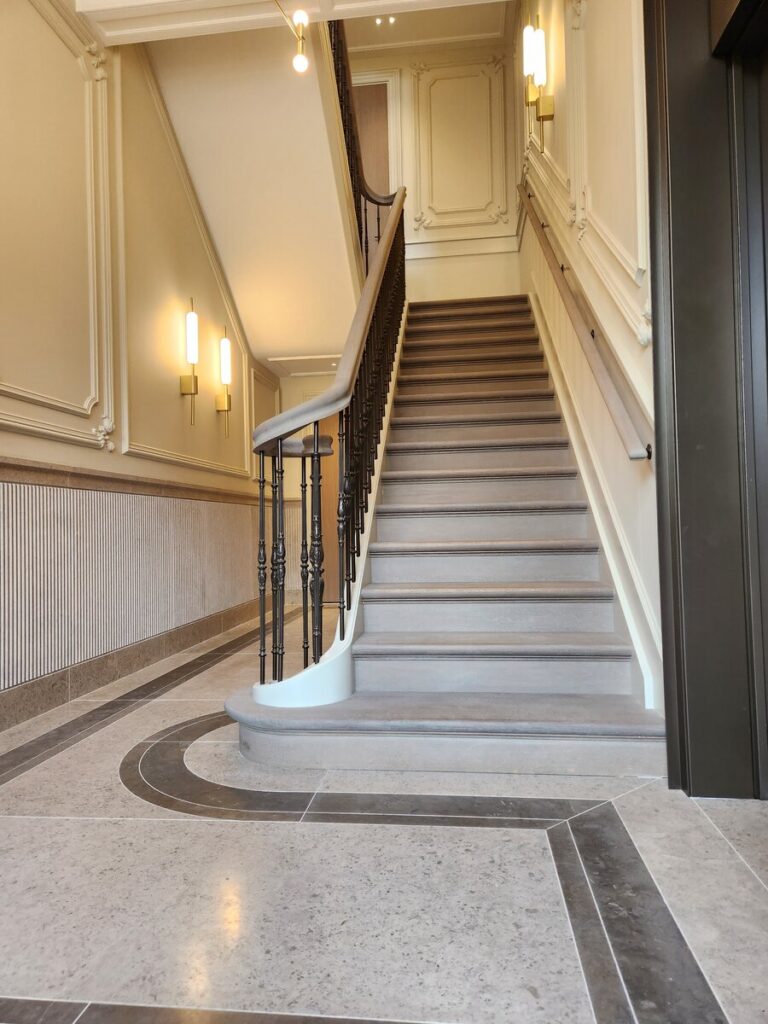 luxe,klassieke trap,houten trap,landgoed,landhuis,Zionssburg,Vught,Nederland,restauratie,renovatie,royaal,majestueus,hoogwaardig,trappenhal,entree,inkom