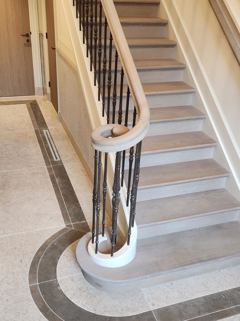 luxe,klassieke trap,houten trap,landgoed,landhuis,Zionssburg,Vught,Nederland,restauratie,renovatie,royaal,majestueus,hoogwaardig,zicht op de trappaal met gietijzer