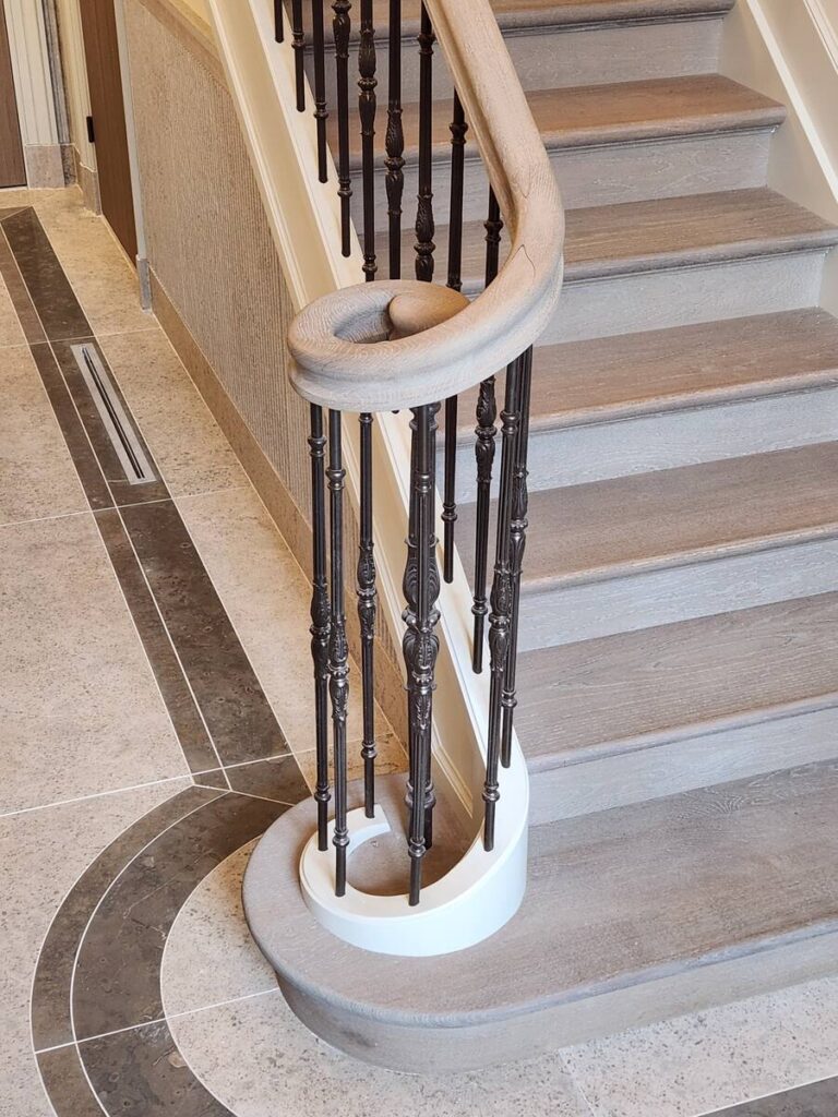 luxe,klassieke trap,houten trap,landgoed,landhuis,Zionssburg,Vught,Nederland,restauratie,renovatie,royaal,majestueus,hoogwaardig,zicht op de hoofdtrappaal met gietijzer