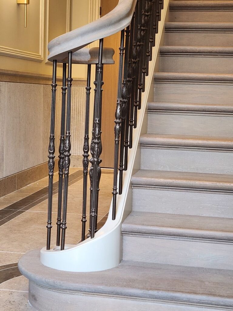 luxe,klassieke trap,houten trap,landgoed,landhuis,Zionssburg,Vught,Nederland,restauratie,renovatie,royaal,majestueus,hoogwaardig,zicht op de hoofdtrappaal met gietijzer